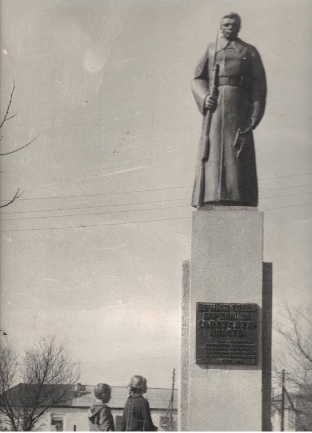 Фото – Памятник погибшим землякам в бою с бандой Охранюка. 1967 г.