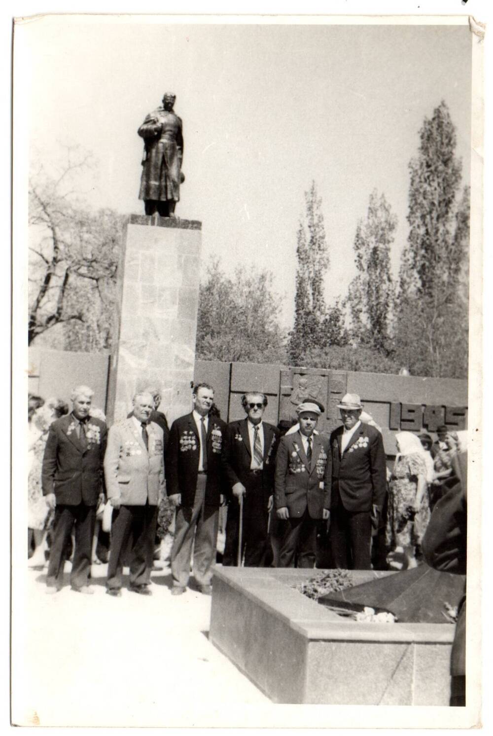 Фотография. Ветераны ВОВ у мемориала п. Зимовники.