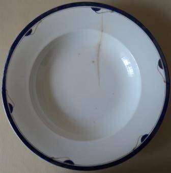Тарелка столовая глубокая, голубая кайма с позолотой и орнаментом.