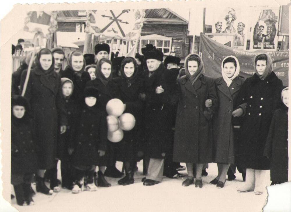 Фотография. Работники районной конторы связи на митинге 1 мая 1955 года.