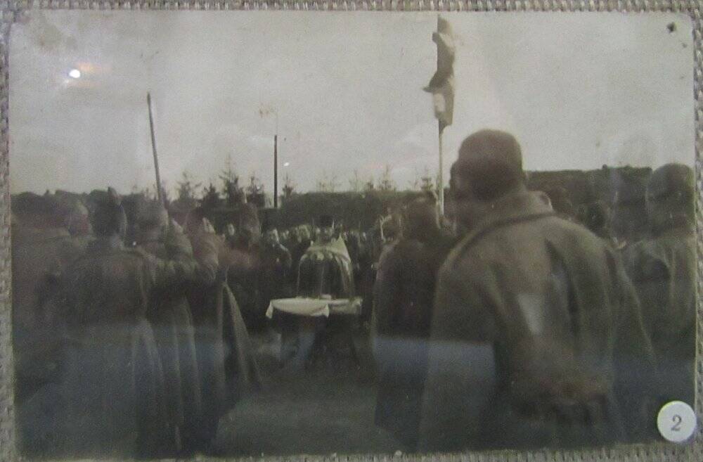 Фотография групповая в рост. Присяга роты, в которой служил Шпиньков на ст. Козово 25 марта 1917г.