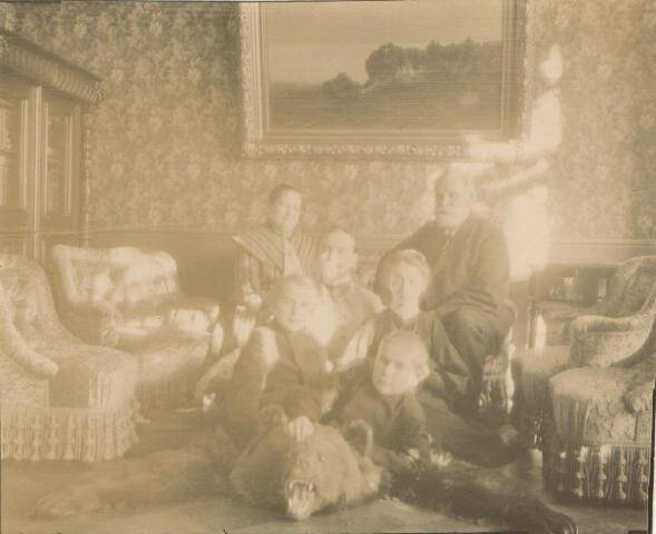 Фотография: И.П. Павлов с семьей в квартире на Введенской улице.