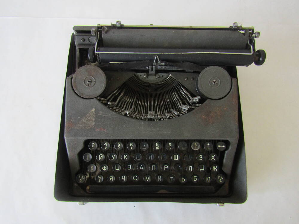 Походная пишущая машинка в железном корпусе.
