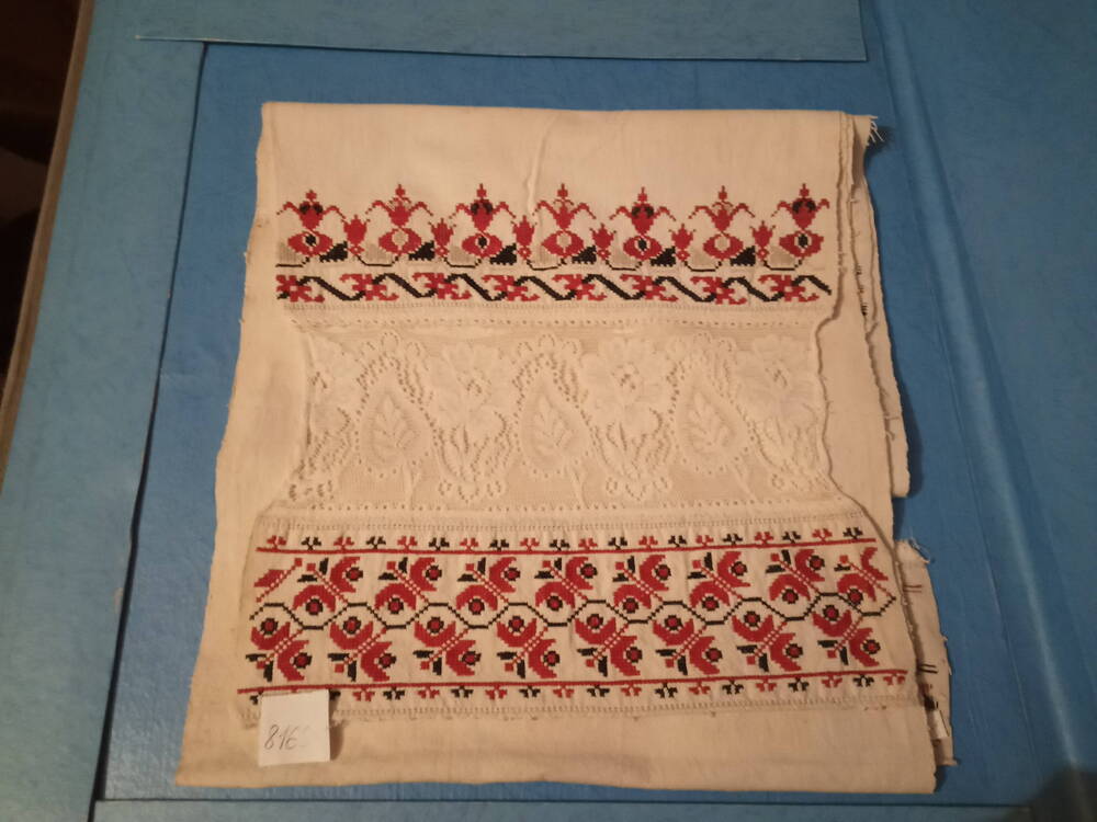 Рушник домотканый с вышивкой ручной работы (растительный орнамент) и кружевом.