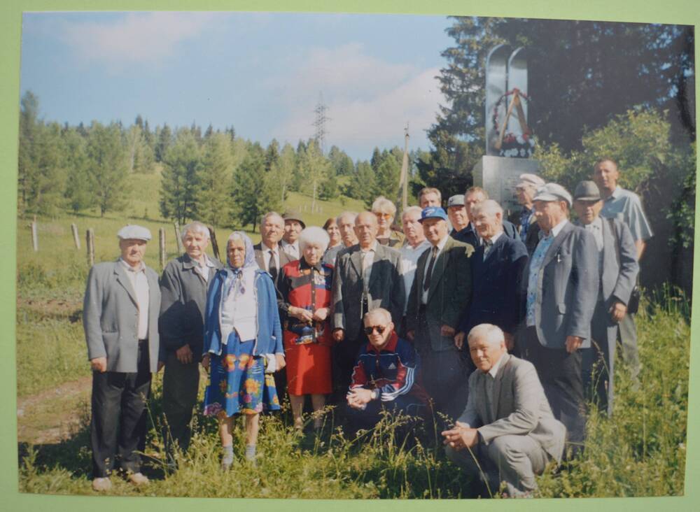 Фото групповое. Партийный актив Ашинского района возле памятника Партизанские лыжи . г.Миньяр.