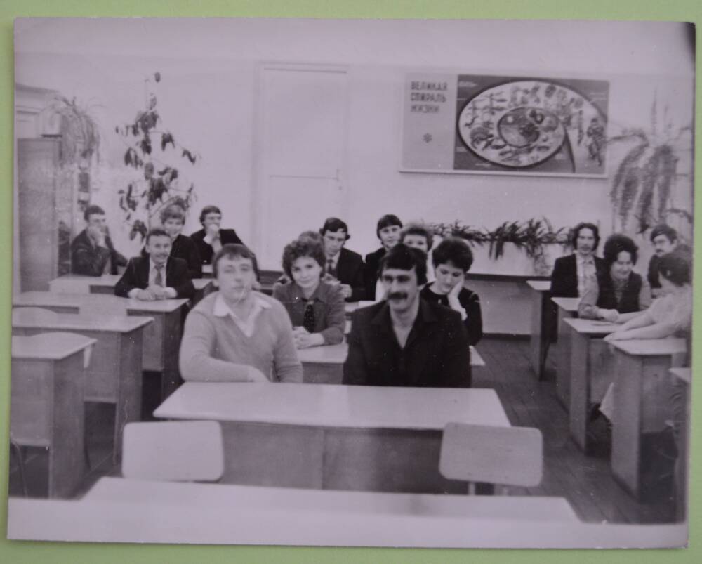 Фото. Встреча  выпускников  школы №4 в классе биологии. 1987 год.
