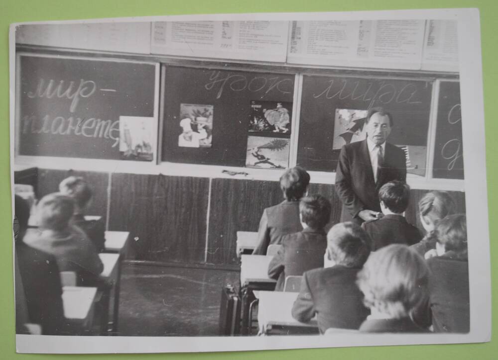 Фото. Урок мира в школе №4   проводит Агуреев Н. Н., бывший директор школы, почетный гражданин г.Миньяра.