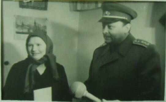 Фотография хозяйки дома Смовжовой А.С. С с бывшим бойцом чехословацкого батальона В. Райхл.