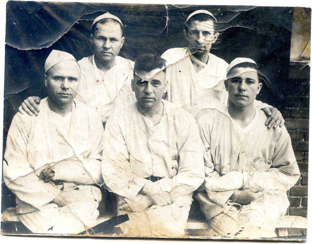 Фото групповое. Группа солдат в больничной одежде в госпитале. Слева сидит Щербаков Фёдор Иванович. Фото 1943 год.
