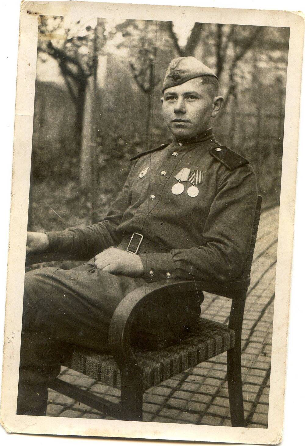 Фотопортрет ч/б. Кутыркин Лев Михайлович. сидит в кресле в военной форме. Фото 1945 год.