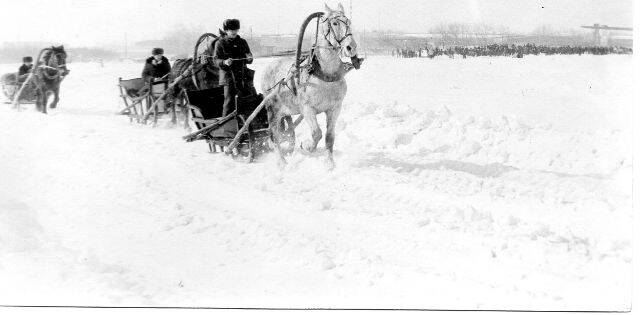 Фотография. Соревнование саночников на проводах русской зимы.