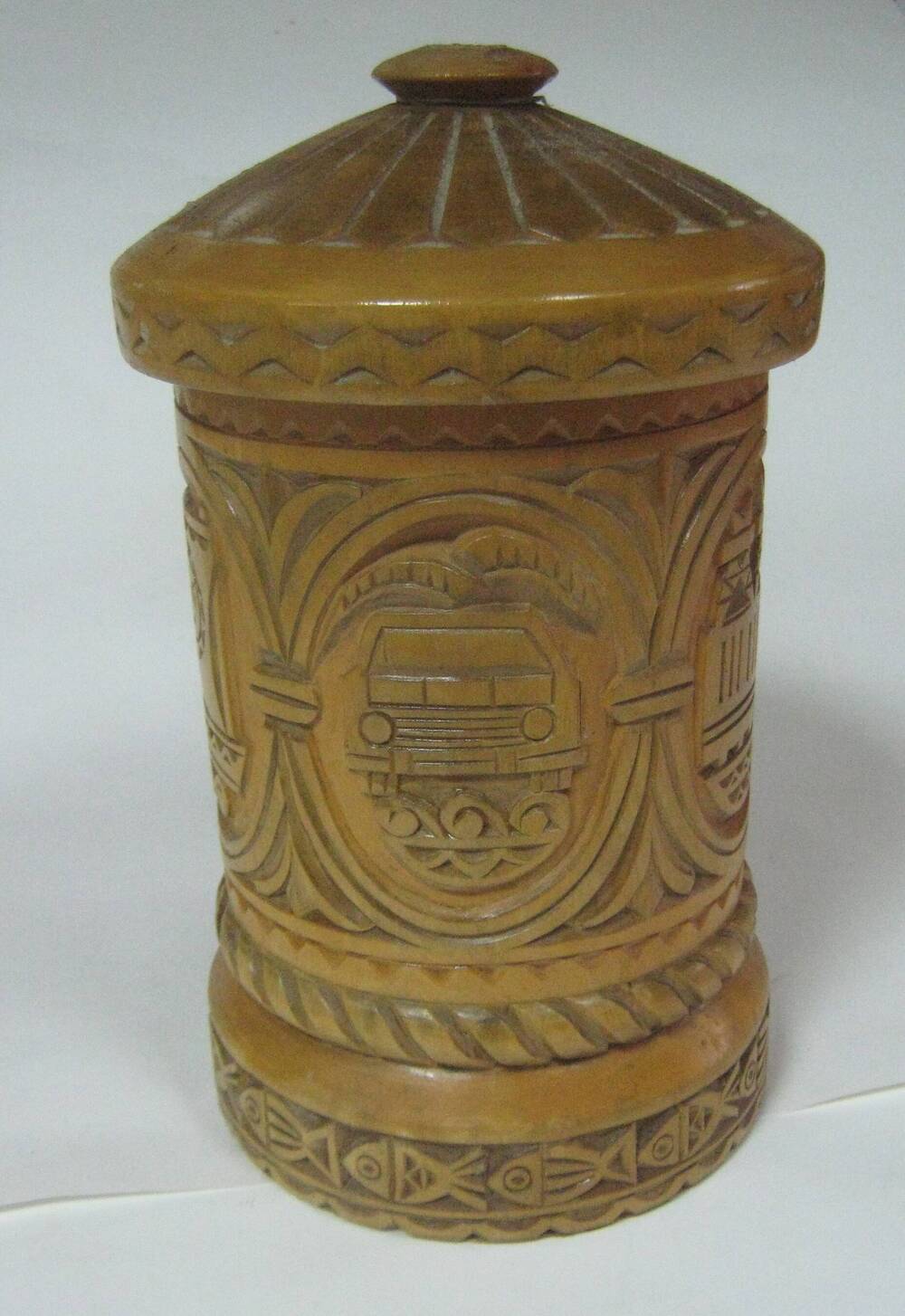 Кубок деревянный с резьбой, вручаемый победителям социалистических соревнований.