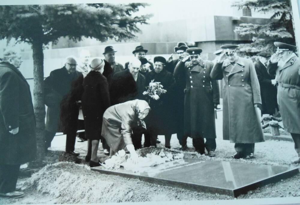 Фотография. Возложение венков на могилу С.М. Будённого.