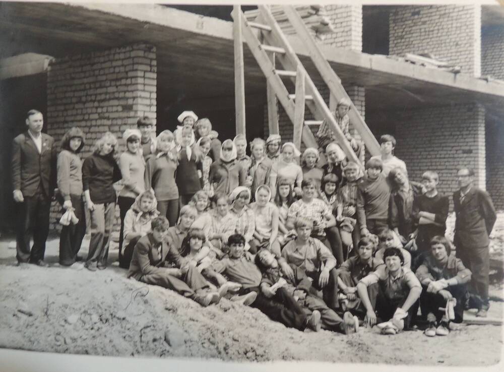 Фото: учащиеся на строительстве санатория Красный Яр