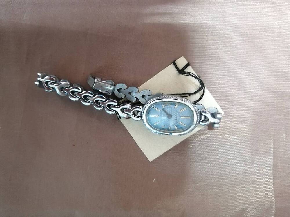 часы наручные с браслетом женские электронные в серебристом корпусеЛуч