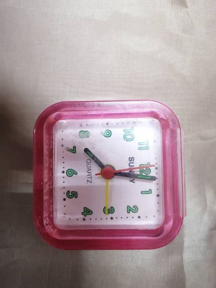 часы будильник в розовом корпусе