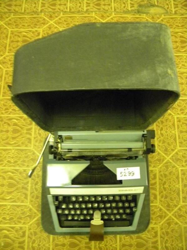 Пишущая машинка в футляре