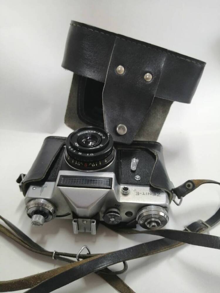 фотоаппарат ZENIT-E. В кожаном футляре с ремешком.