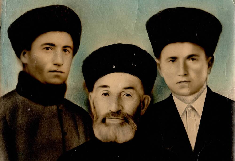 Портрет Соттаев Ёрюзмек Хажи (Священнослужитель) с сыновьями Абдулом и Муратом в селении Эльбрус.