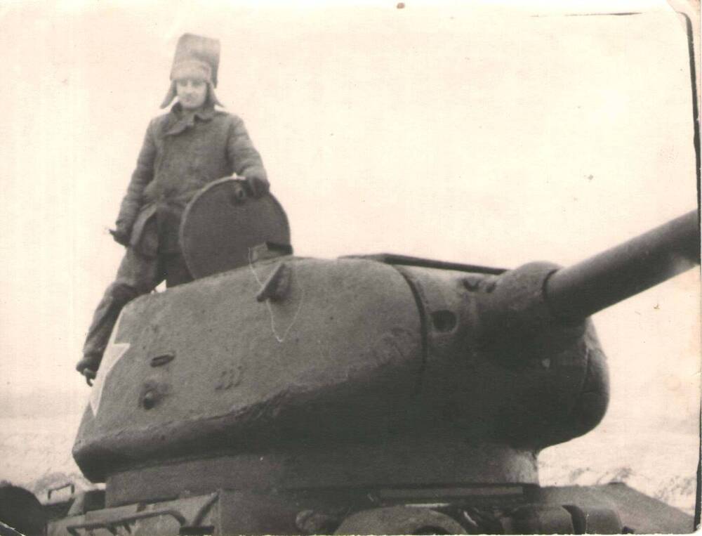 Фотография. Василий Чамов заваривает люк танка на монументе в д. Зендиково