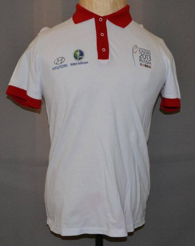 Футболка-поло от спортивного костюма участника марафона «XXVII Всемирная летняя Универсиада-2013» белая с красным воротом и строчкой, на кнопках.