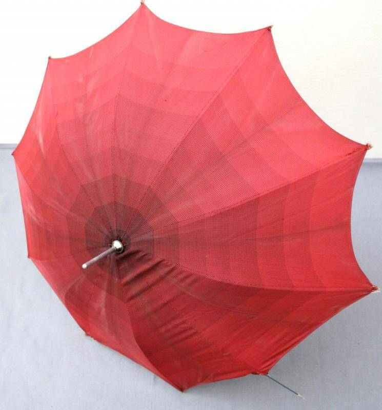 Зонтик из ткани в красную клетку