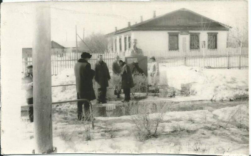 Фотография черно-белая. Возложение венка к памятнику М. Горького.