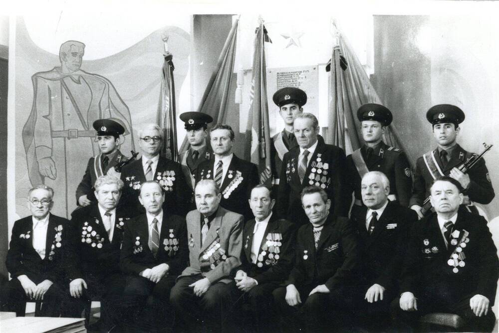 Фото ч/б Участники Великой Отечественной войны у Знамён Победы