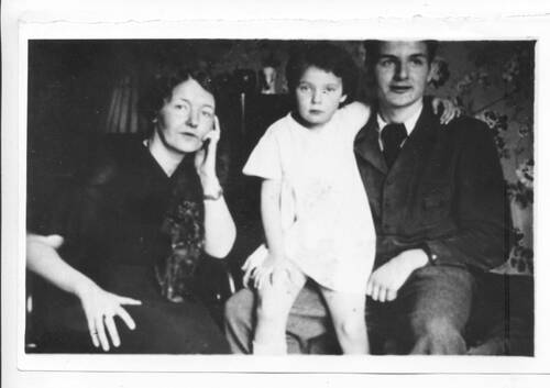 Фотография. Слева-направо:  А.Н. Клепинина, С.Н. Клепинина  и А.В. Сеземан. 1933 год. Париж, Кламар, рю Мадлен Моро. Копия.