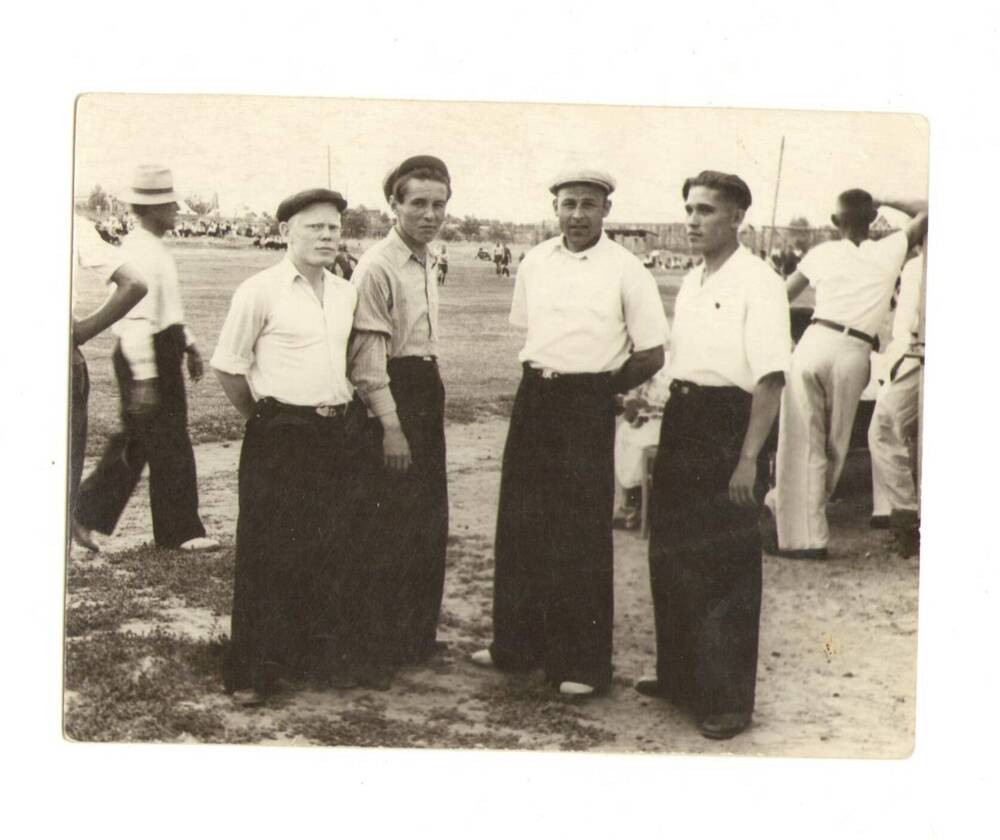 Фото черно-белое, в рост представителей РК ВЛКСМ на спортивном празднике в г. Калаче-на-Дону, 1955г
