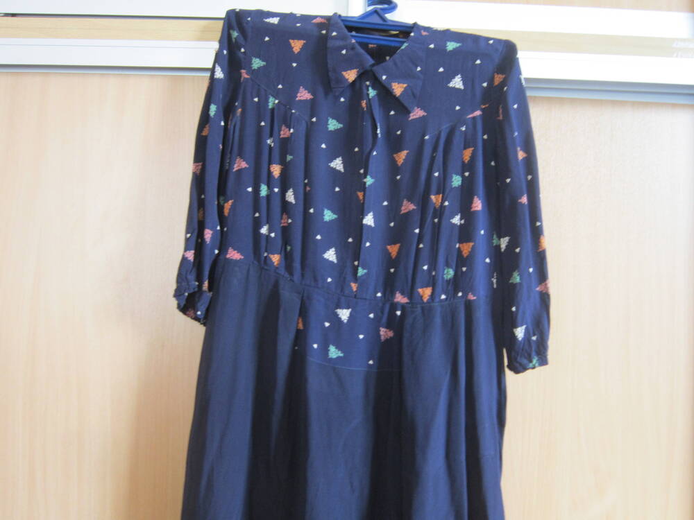Платье из ткани темно -синего цвета отрезное по талии рукава по локоть .