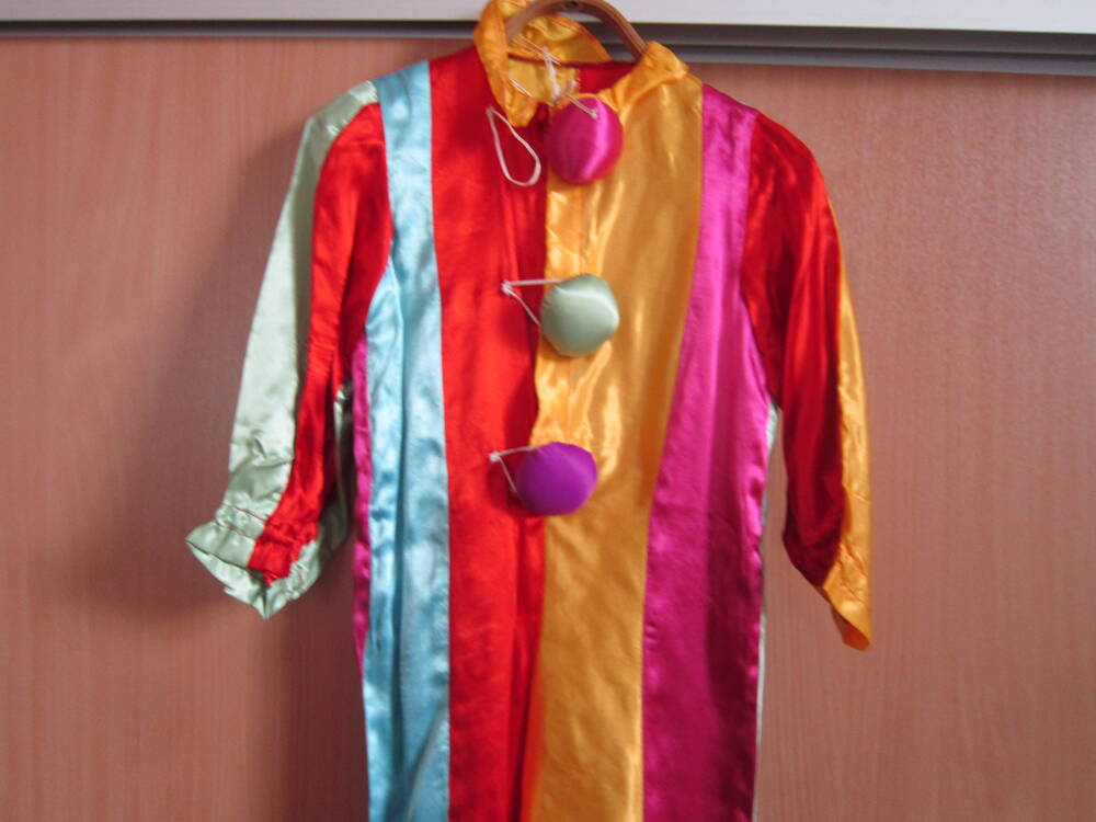 Маскарадный костюм для мальчика Клоун сделан из отходов производства швейной фабрики .