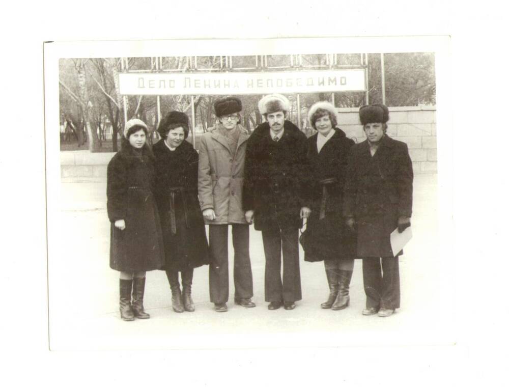 Фото черно-белое, в рост делегатов XXII областной комсомольской конференции. Г. Калач-на-Дону, февраль 1982г