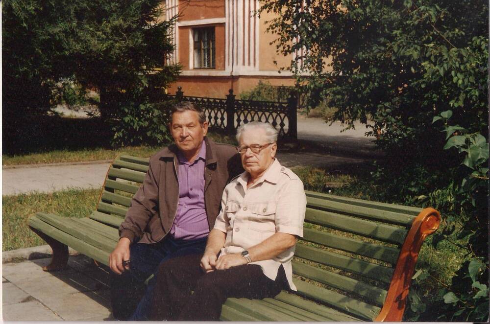 Фото: в сквере на лавочке сидят Лучшев Л.И. , Погорелов Г.И. , ветераны геологи