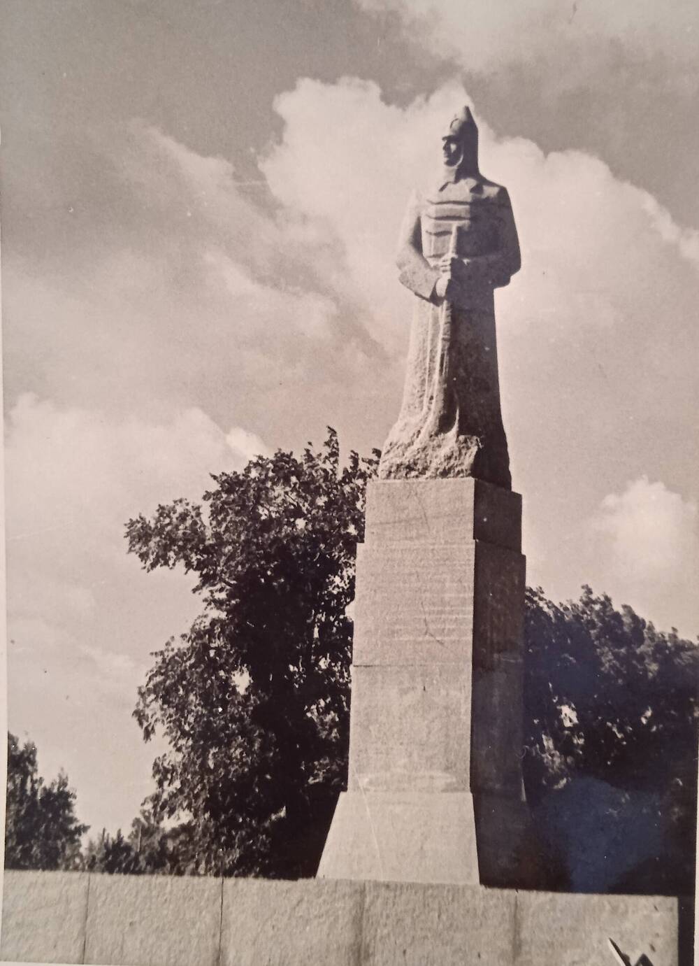 Фотография. Памятник воинам Грайворонского революционного полка.