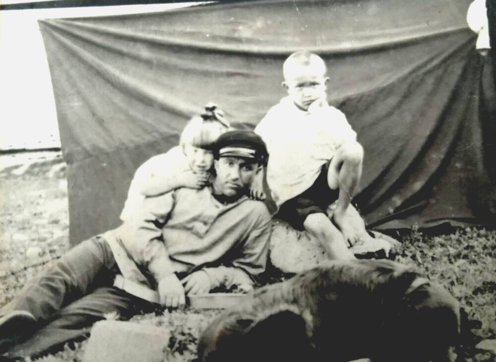 Милай Григорий Дмитриевич с племянниками.