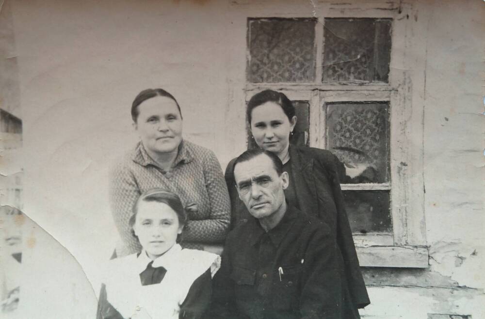 Милай Иосиф Дмитриевич, сестра  и ее дети.