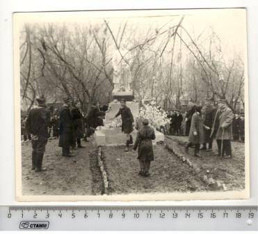 Фото групповое. Чествование ветеранов войны и труда около памятника В.И.Ленина.