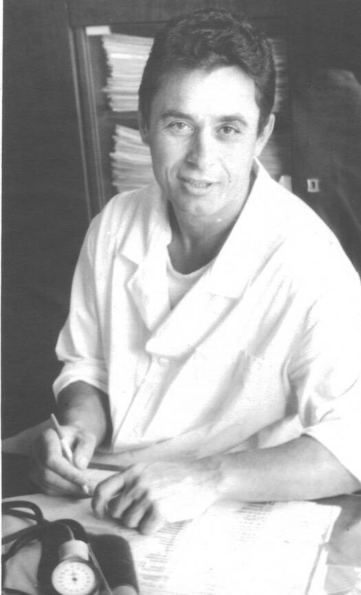 Фото. Полуничев  Анатолий Сергеевич – писатель, врач, проживает в г. Карачеве Брянской области. Фото сделано  в рабочем кабинете. 8 сент. 1993 г.