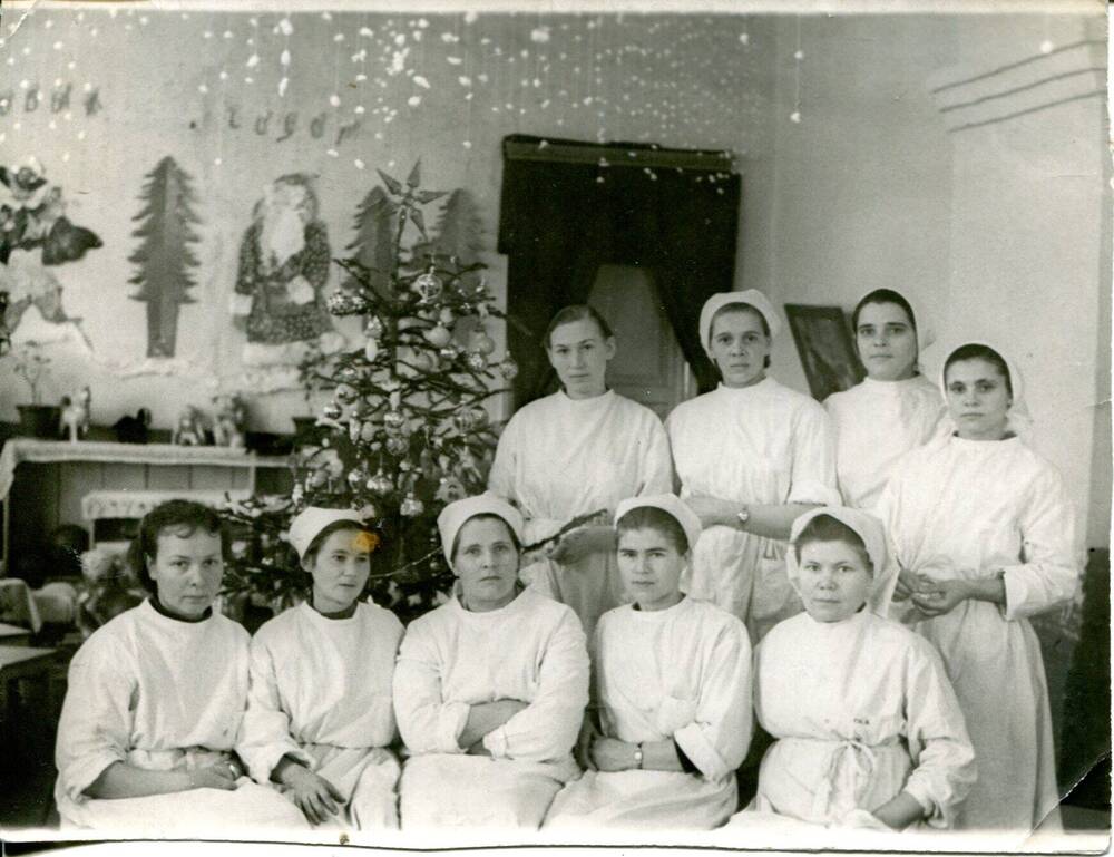 Фотография черно-белая. Коллектив медицинских работников. 1960 год. г.Тулун. Иркутская область.