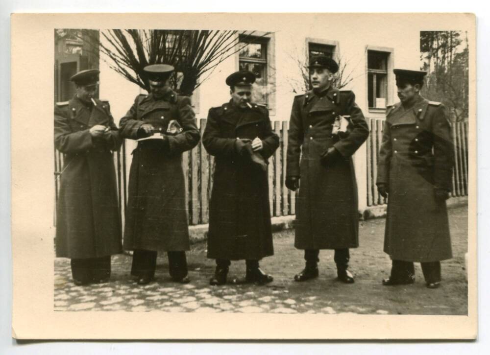 Фотография. Пятеро советских офицеров в шинелях.