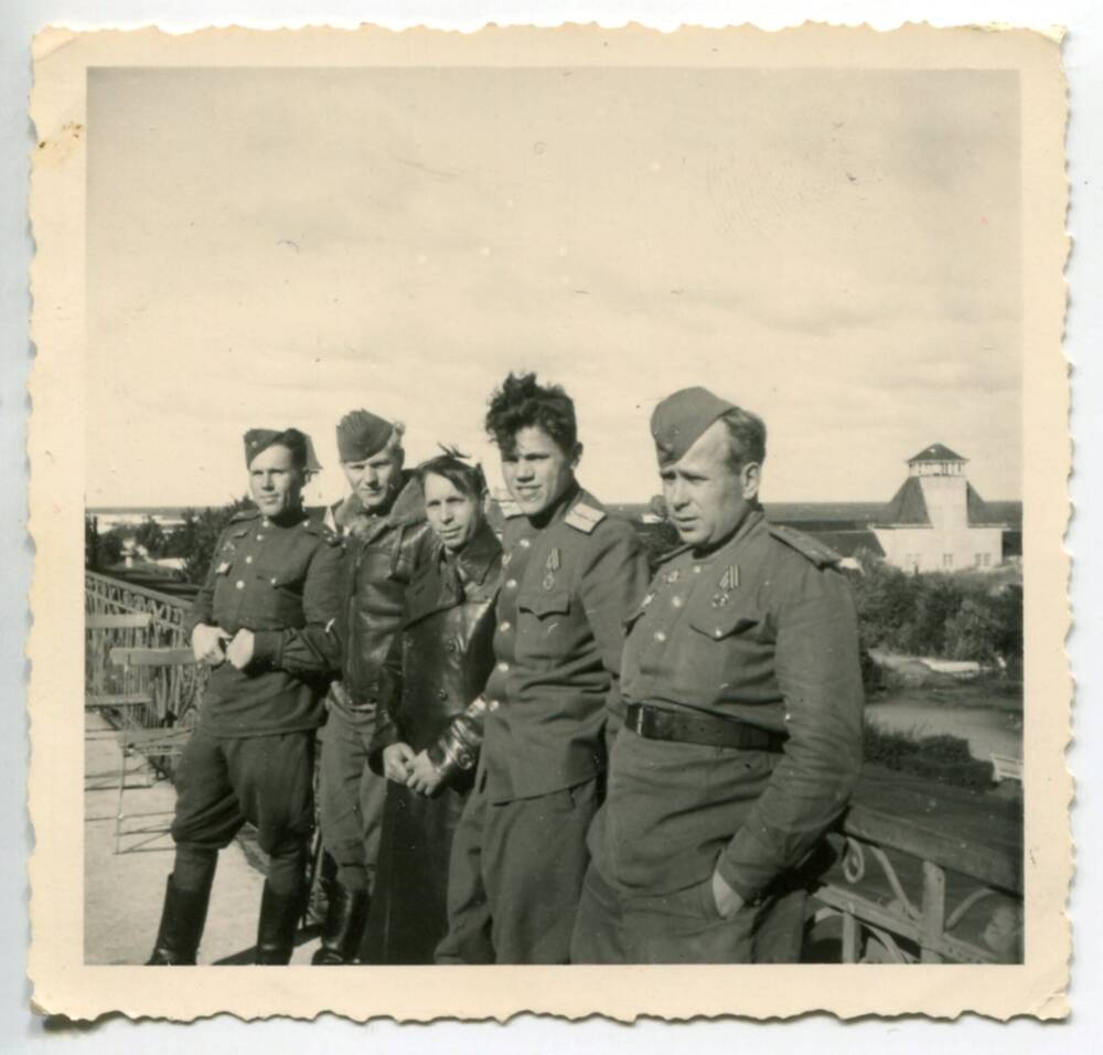 Фотография. Группа советских военнослужащих