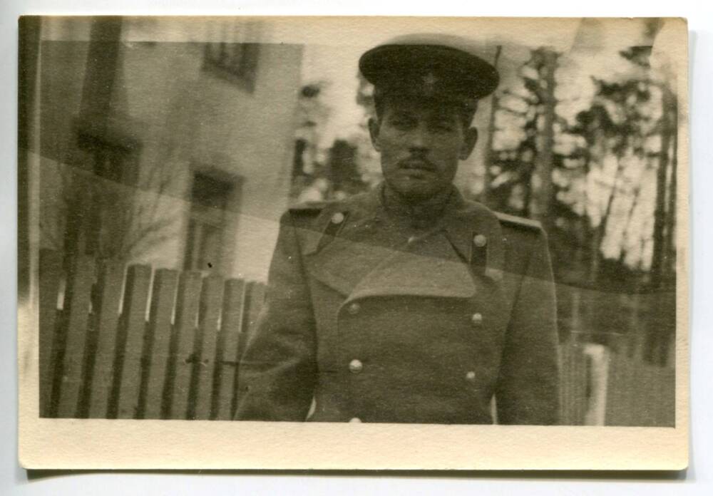 Фотография. Советский военнослужащий в шинели.