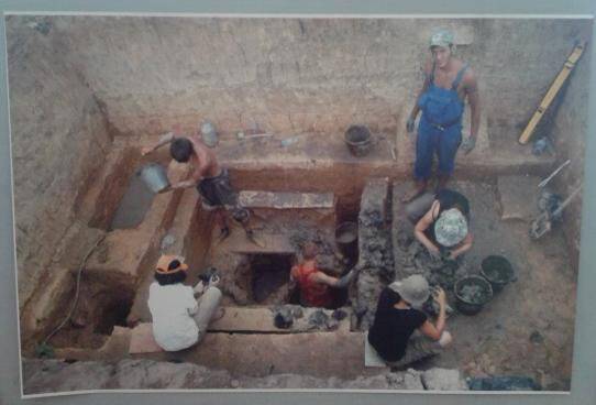 Поселение Каменный Амбар (Ольгино). Колодцы построек 2 и 3. Фотография