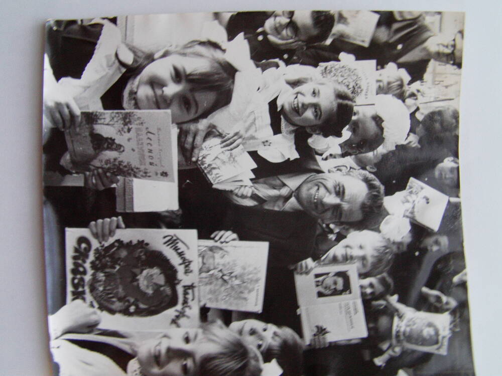 Фотография Белозеров Т.М. с учащимися начальных классов