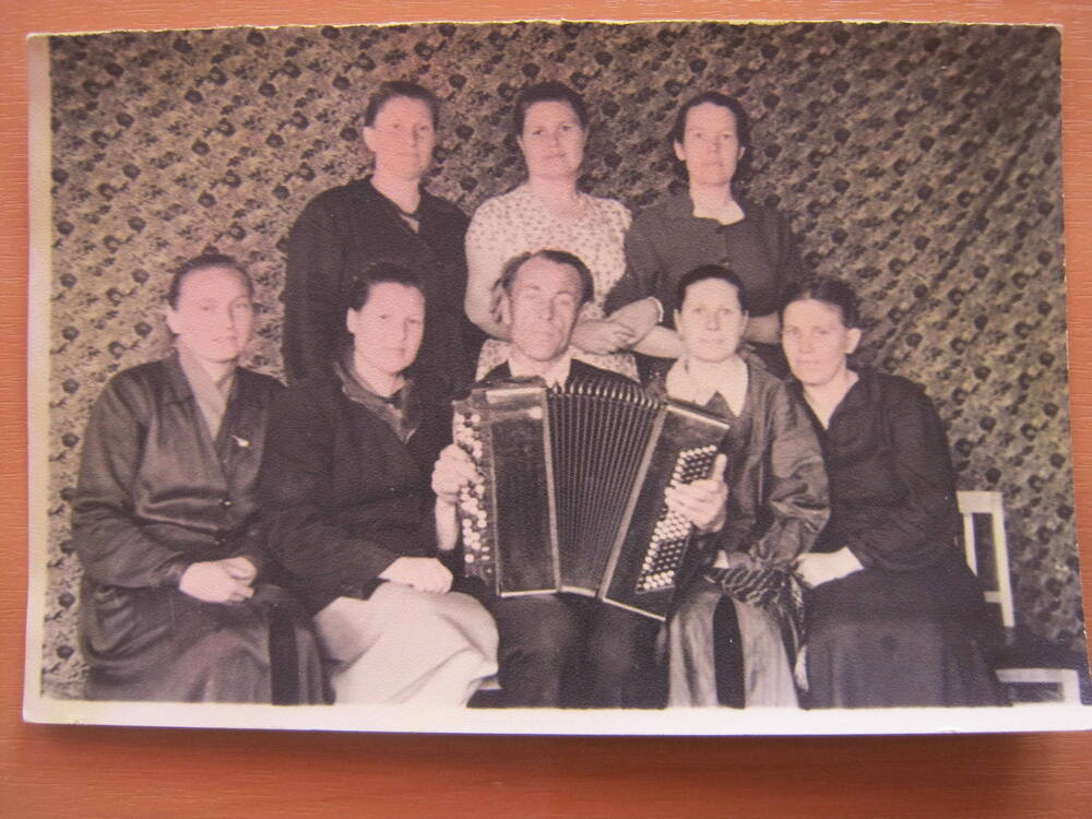 Фото. Ипполитова Мария Петровна с группой работников детского сада, 1955 г. В два ряда 8 человек, мужчина в центре с гармонью.