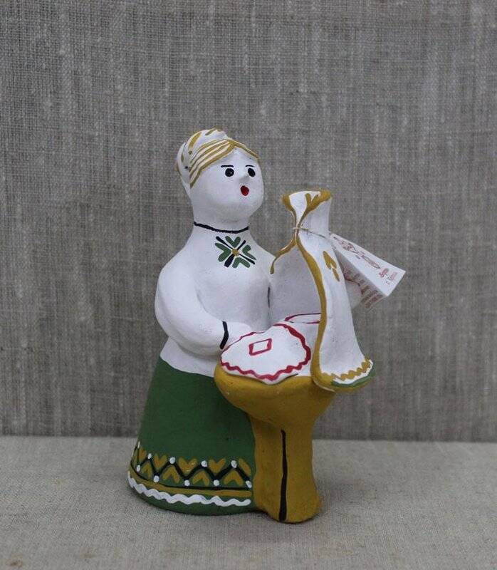 Каргопольская глиняная игрушка «Женщина с колыбелью».
