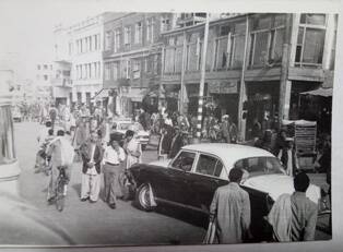 Фотография  с изображением одной из улиц  города Чарикар (провинция Парван.  40 км,  от Кабула) 1980г.
