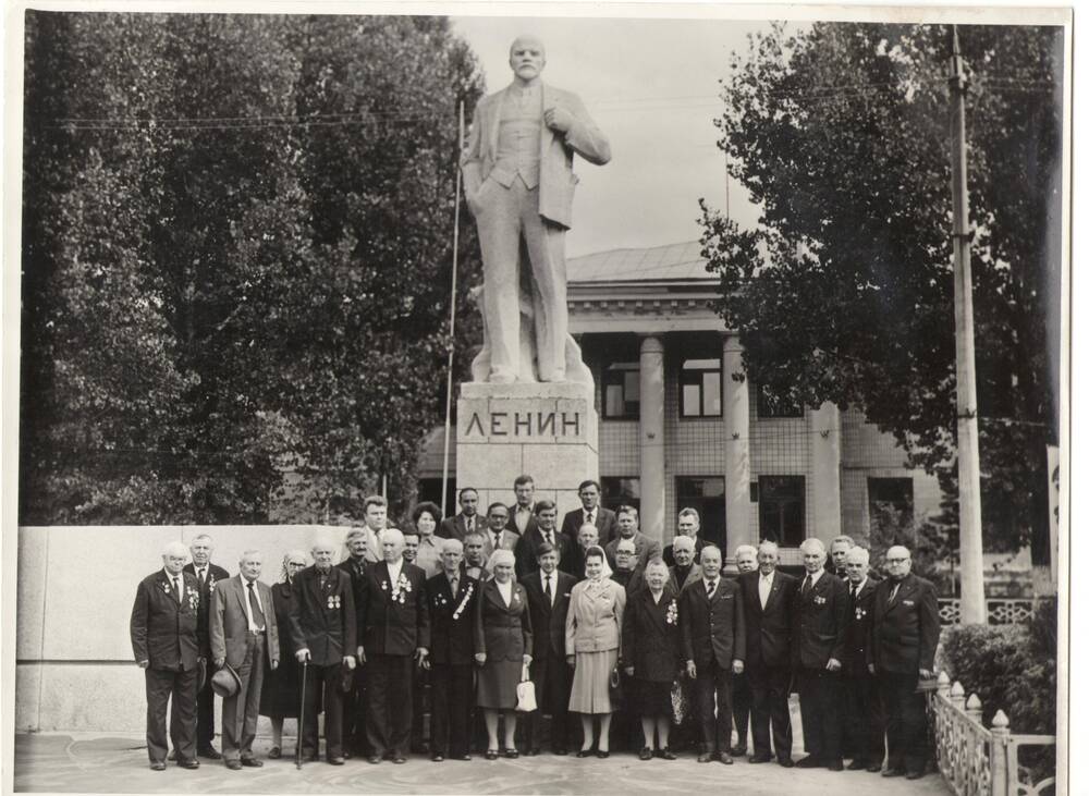 Фотография групповая. Встреча ветеранов партии  в  Новоаннинском райкоме КПСС