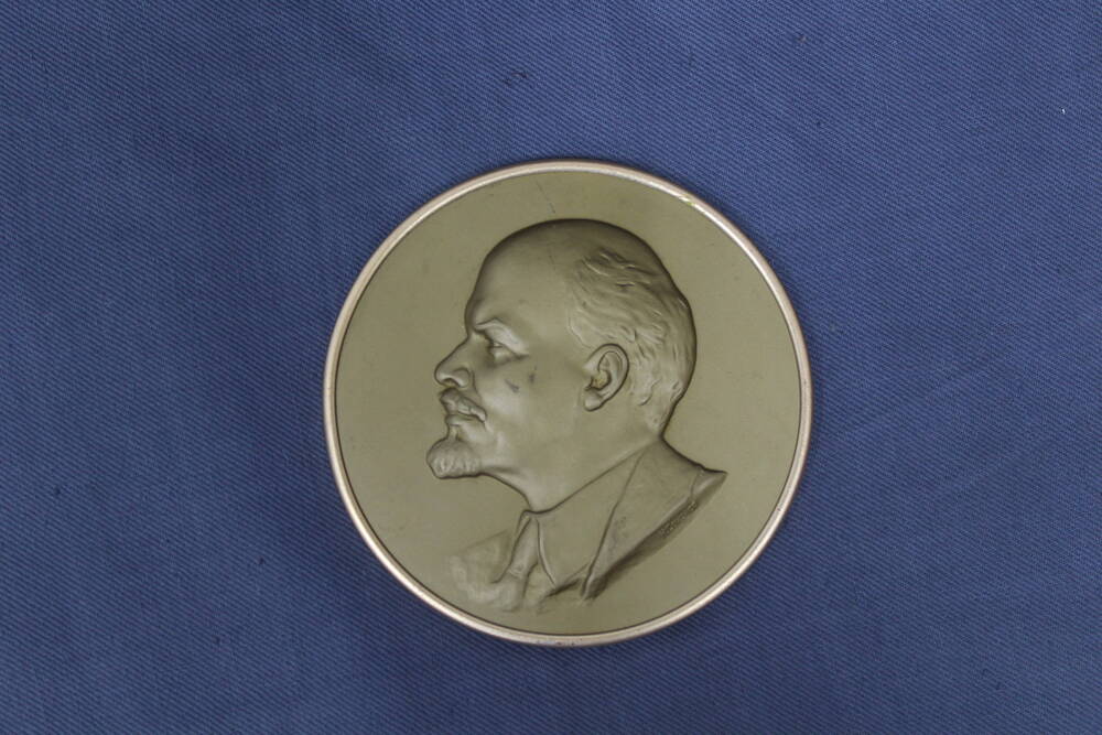 Барельеф В.И.Ленина в круглом медальоне